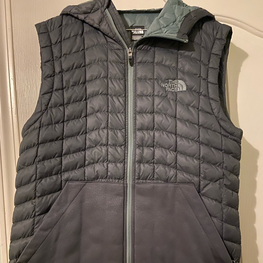 Mens north face puffer vest .